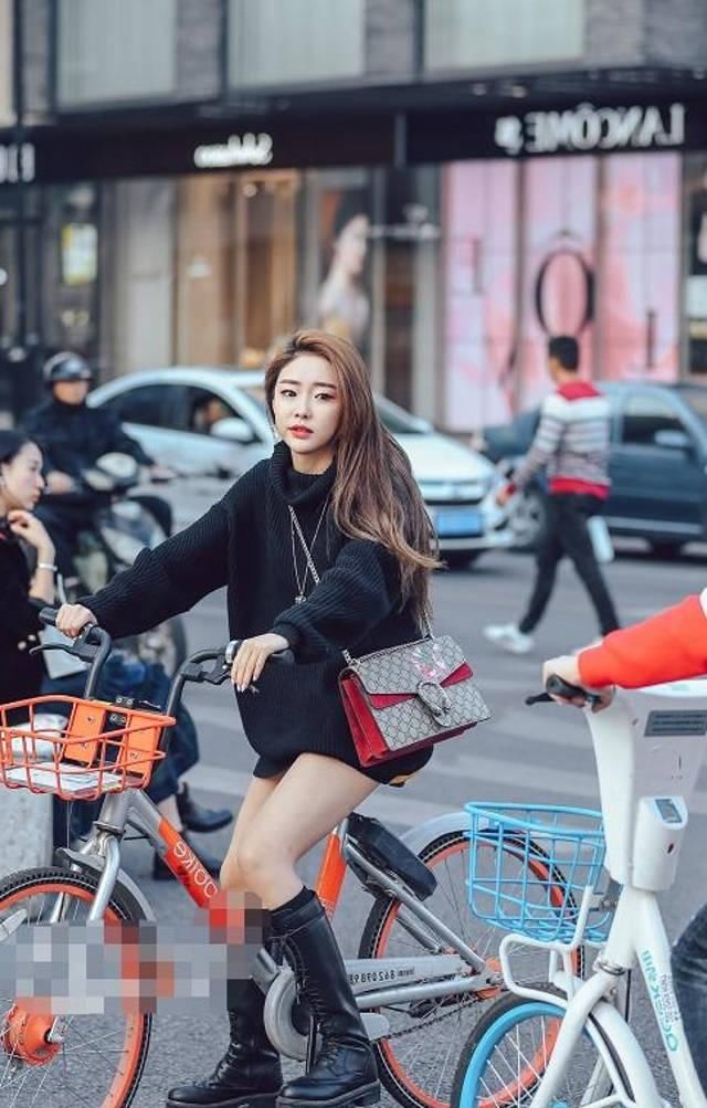 路人街拍，小姐姐身上穿的是一条紧身的裙子，一身搭配很有气质