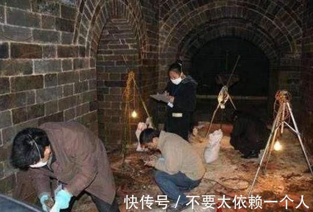 黔国公$丈夫的墓室被盗一空,她的墓一墙之隔却无人问津,专家打开后全都呆住了