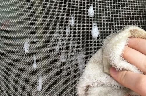 纱窗脏了不用拆洗，只需喷一喷，污垢哗哗往下掉，立马洁净如新