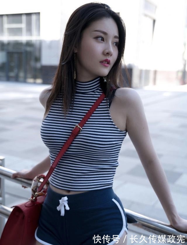 搭配|简单易搭的短裤加上时尚的短袖,展现出美女气质的独特感
