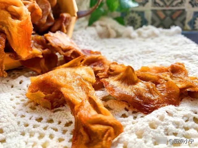 冬天遇到此果别手软,一次买20斤,晒成干酸甜开胃,能吃到过年