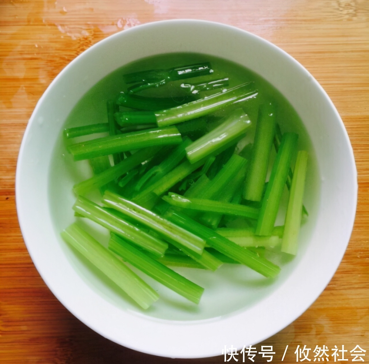 肉质|在家做芹菜香干小炒肉，芹菜清脆可口，肉质鲜美，健康有营养