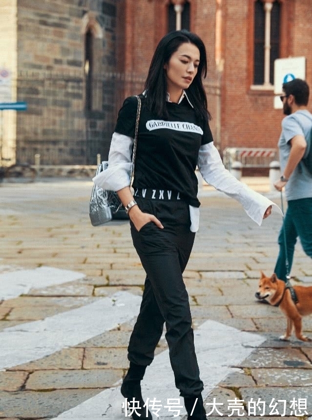 姚晨穿白裙真优雅,但看到一双丝瓜腿,