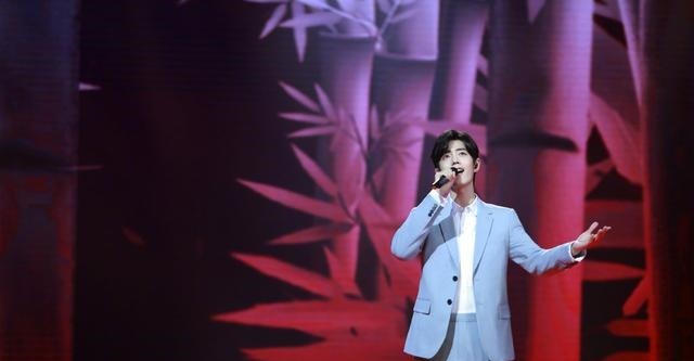 北京卫视|时隔一年肖战再次致敬医护人员,去年登台无宣发如今助力节目宣发!