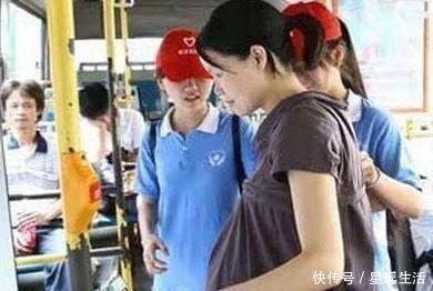 小张|车买不起,敢生孩子,孕妇坐公交被大妈羞辱,男孩反怼真解气!