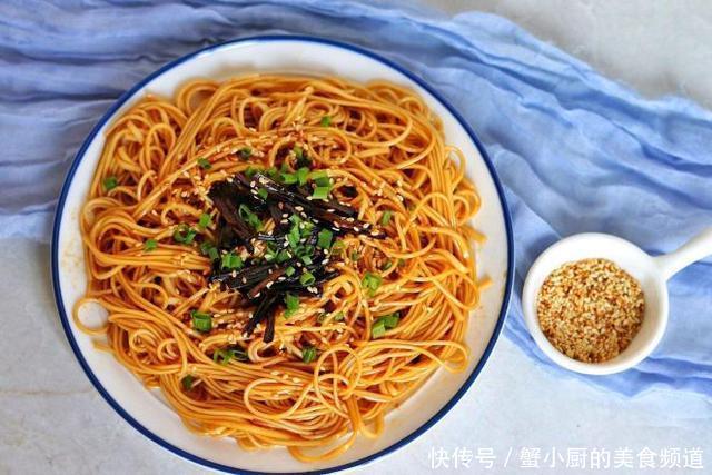 试试|做面条时,烹饪方法越简单,味道却越经典,学会了在家试试太香了