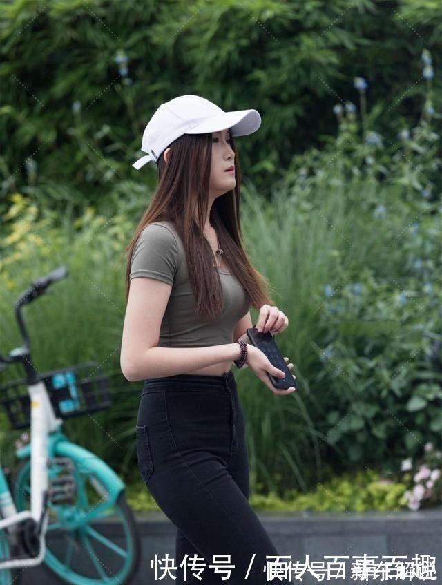 深褐 深褐色大圆领上衣搭配黑色小脚裤,头顶棒球帽,帅酷十足