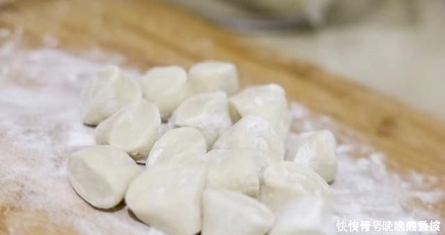 韭菜鸡蛋馅|包韭菜鸡蛋饺子，别忘了加上一点“它”，饺子不出水，更香更美味