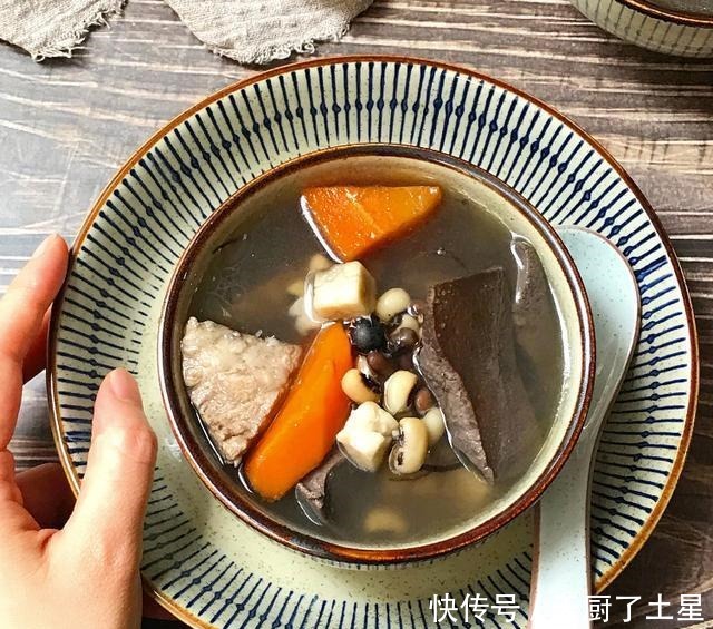 排骨|分享4道廣東人都愛煲的“雞骨草”老火靚湯，清熱祛濕又養肝！