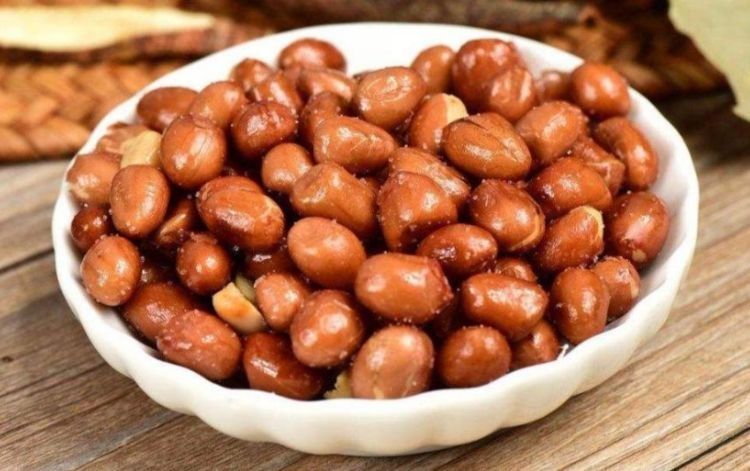 炒花生米，记住“一个窍门”，出锅后酥脆不糊，比直接炒更好吃