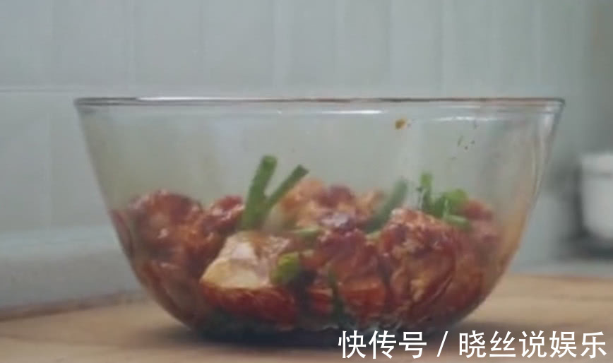 葱段|排骨不要炖土豆了，媳妇给里面倒了一碗面粉，老公不够吃了