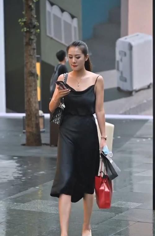 吊带 别致的真丝短裙，小吊带看起来，就像是挂上去的！！