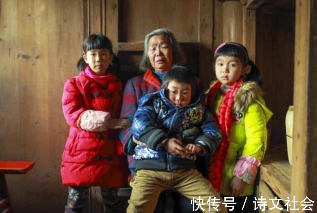 父母|“新型啃老”正在啃掉父母的棺材本,父母毫无察觉,反夸孩子孝顺