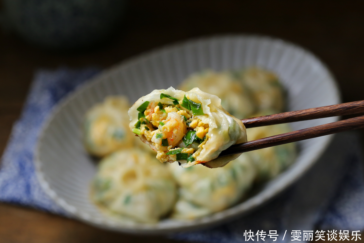 鲜美|想吃包子又不爱揉面，教你一招，半小时就出锅，皮薄如纸倍儿鲜美