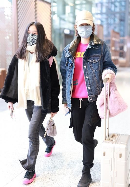 手拎包 马伊琍年后带女走机场,爱马胖太多变眯眯眼,拎大牌包穿貂大变样