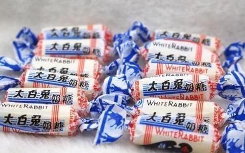 奶糖里面|吃了20年的大白兔,才知道里面“透明纸”的用处原来之前想错了