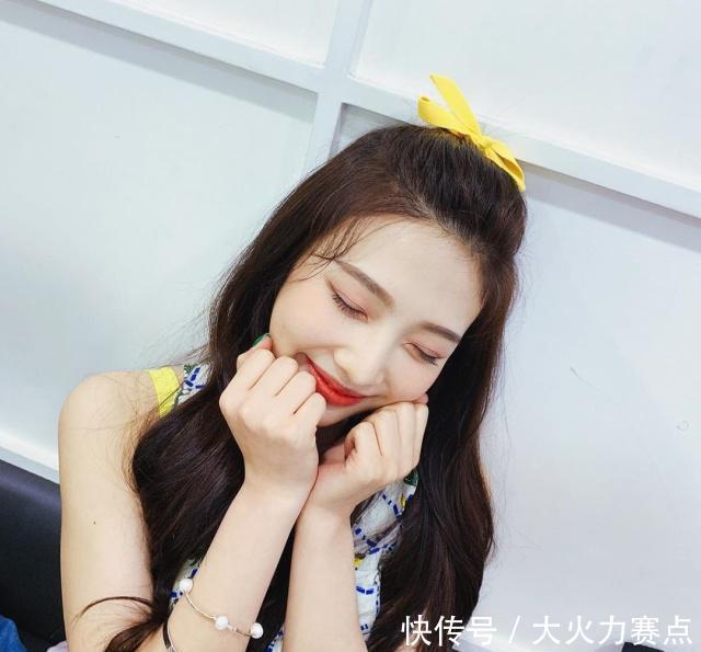 双眼皮贴|朴秀荣葫芦娃造型,糖果色穿搭少女感十足,双眼皮贴让人出戏