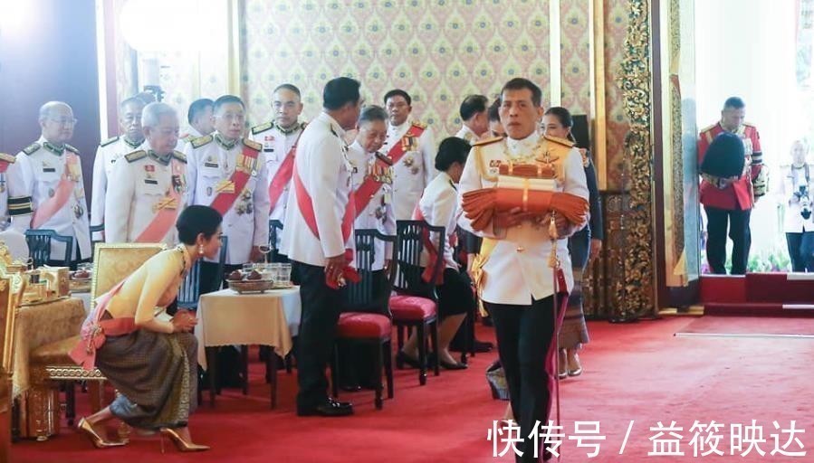 贵妃&苏提达和诗妮娜微笑互动，存在感大增的贵妃，还上了王室合集照