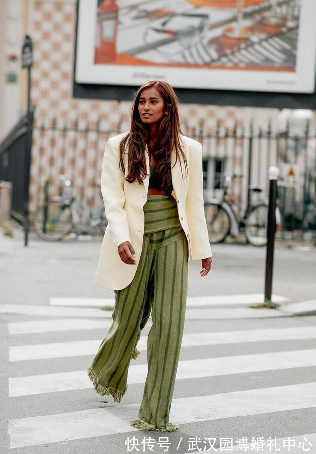 穿搭 别穿条纹衫了,今年流行的是“条纹长裤”,显瘦减龄,轻松上档次