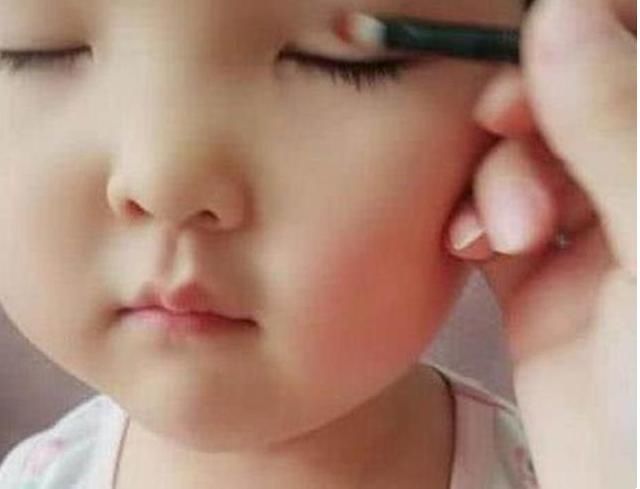 宝妈|孩子不是双眼皮,家长亲自给整成双眼皮,网友:无知