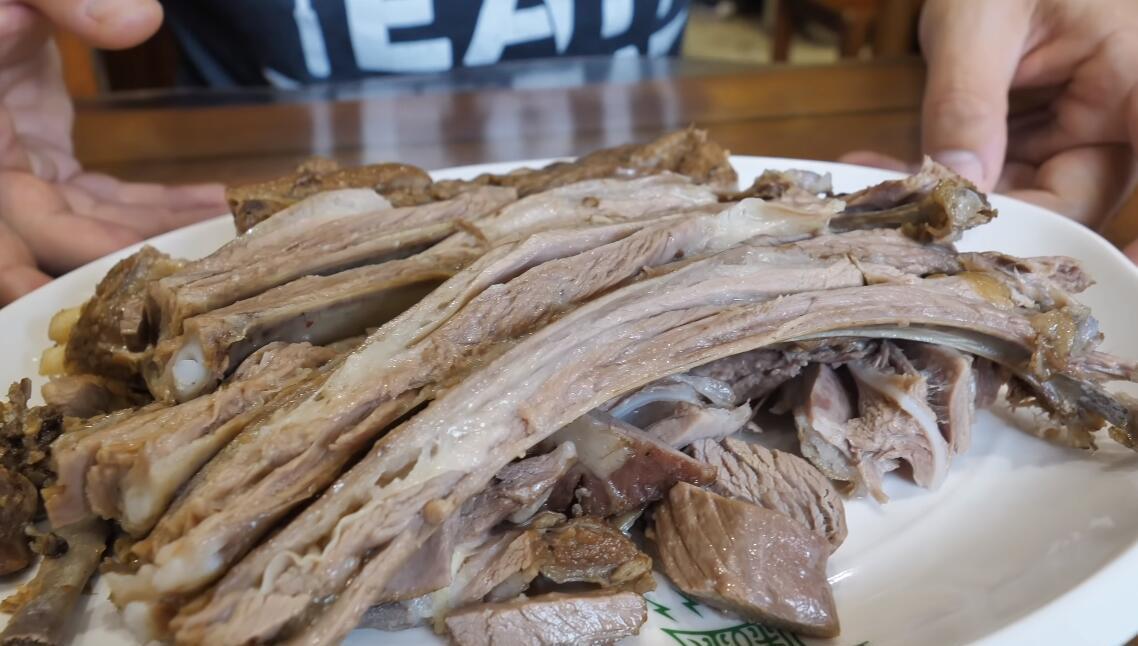 饭店|饭店老板做手抓羊肉,用一招让羊肉变紧实没膻味,每天煮几十只羊
