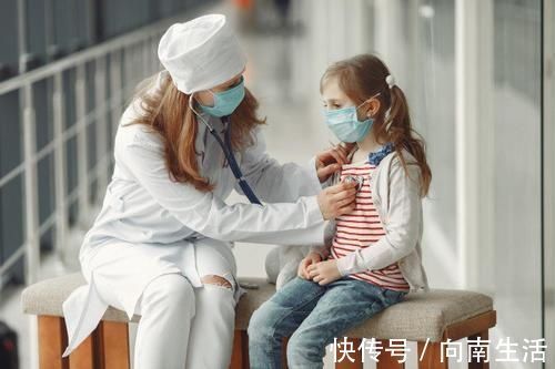 医生|孩子高烧医院排队400号,医生只顾打私人电话,网友:家长活该