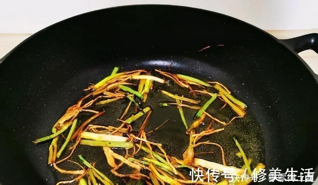 不要吃带鱼只会炖啦，这种做法要试一试，简单容易，很下饭