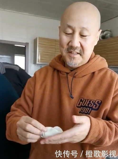 61岁腾格尔过年太接地气!小平房上贴蒙文对联,用花脸盆装肉馅