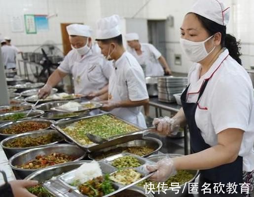 手抖|大学食堂为什么倒掉饭菜，也不愿给学生多盛点?食堂阿姨说出原因