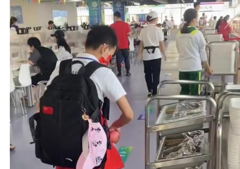 天真可爱！全红婵逛遍食堂吃起“自助”，连吃带拿场面相当有趣