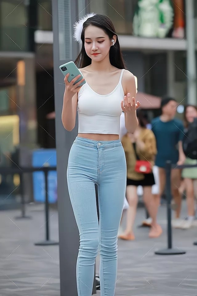 仙气儿 浅蓝色牛仔裤搭配白色短款上衣，穿搭清纯时尚，少女气息十足