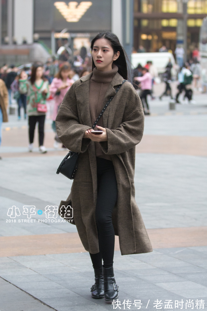 街拍 重庆街拍,皮衣与牛仔裤搭配一字高跟鞋,魅力与时尚并存!