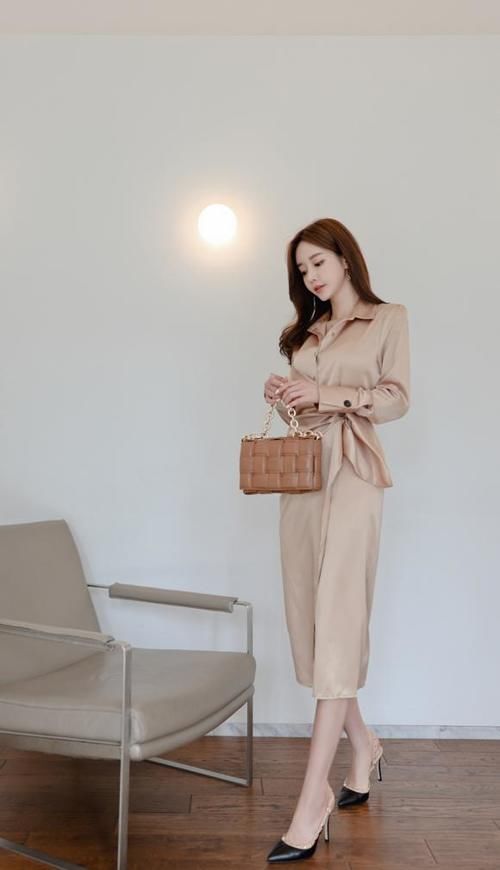 时尚穿搭孙允珠：柔美洛神丝光炫色束腰百褶裙