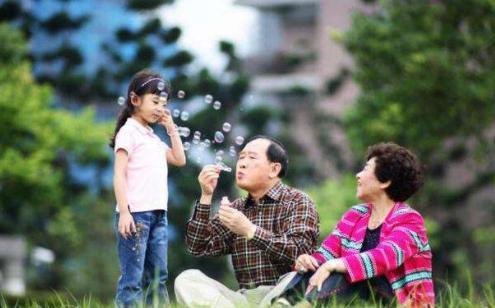 哄孩子|妈妈因出国把5岁女儿送乡下奶奶家,1月后来接娃,表示很意外