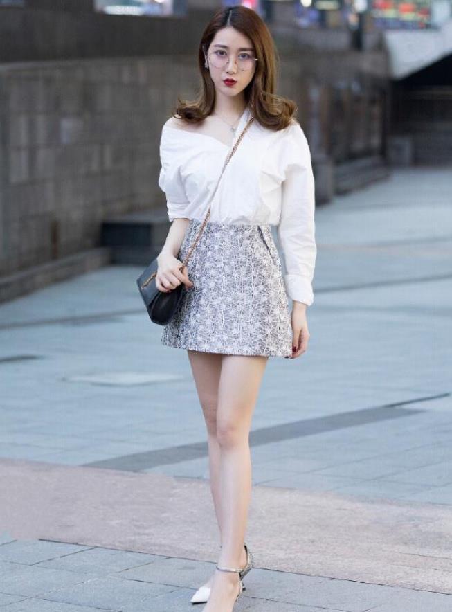 长发|身材微胖的长发美女,身穿吊带连衣裙,尽显完美的好身姿