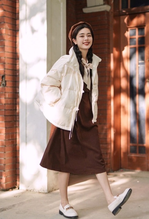 小姐姐 秋冬要给穿搭做减法,建议用“羽绒服+半身裙”,温柔显瘦更好看