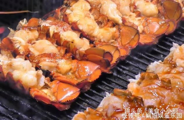 摆摊|40岁大叔摆摊卖“天价烧烤”50元1份,每天卖300份,客人闻香而来