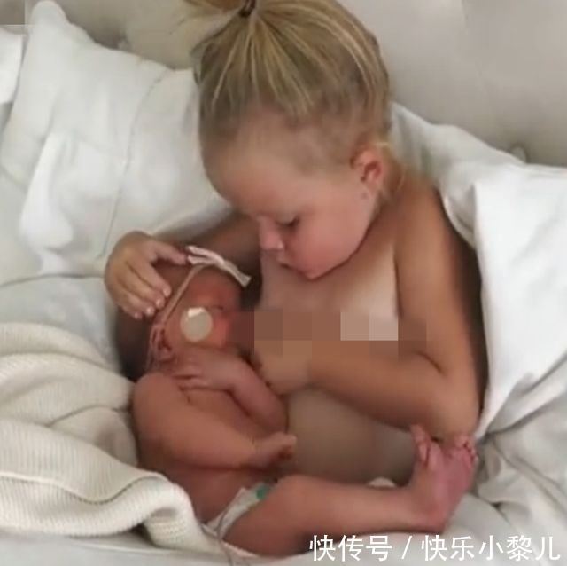 小宝贝|刚出生的小宝贝一直哭闹,姐姐的做法让妈妈笑翻,网友:两个活宝