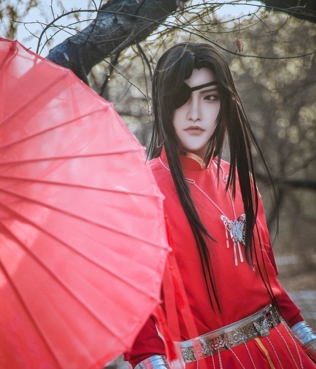 厄命|天官赐福Cos这个花城婚服绝了!网友是羡慕不来的身高和颜值