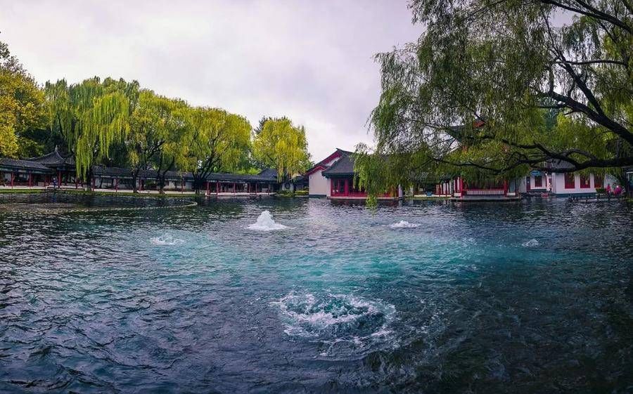 烟雨|雨季中的济南，有柔美也有静谧，雨中撩人胜景恰似“烟雨江南”