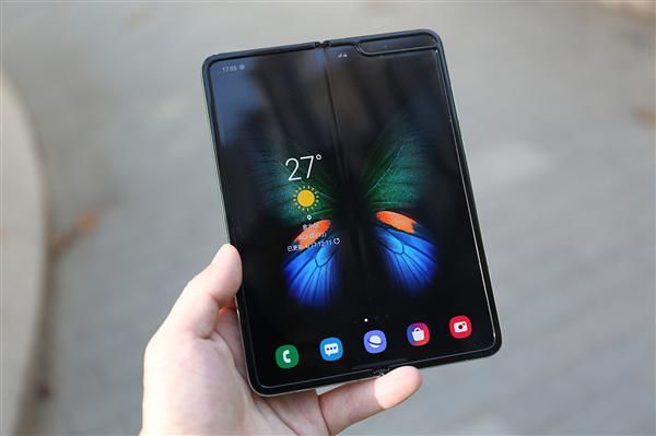 折叠|三星第三代折叠屏旗舰Galaxy Fold 3曝光：首搭屏下摄像头