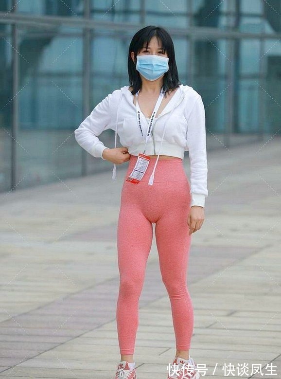 时髦 粉色瑜伽裤配白色短款上衣,运动感十足,给人好心态