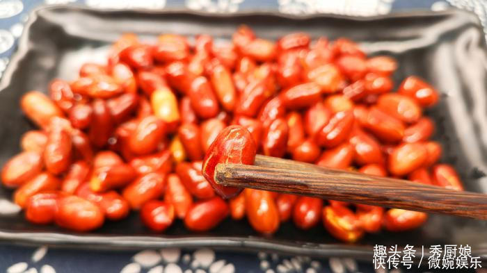 炸花生米时,出锅直接撒盐大错特错,教你一招,花生酥脆不返潮