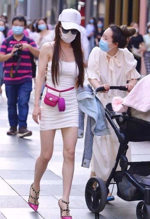 穿搭|美女穿搭：小姐姐把素裙表现得像礼服，性感又迷人怎么不爱？