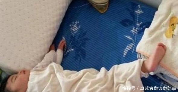 哄娃|宝爸进屋哄娃睡觉,结果自己呼噜声震天响,宝宝我太难了