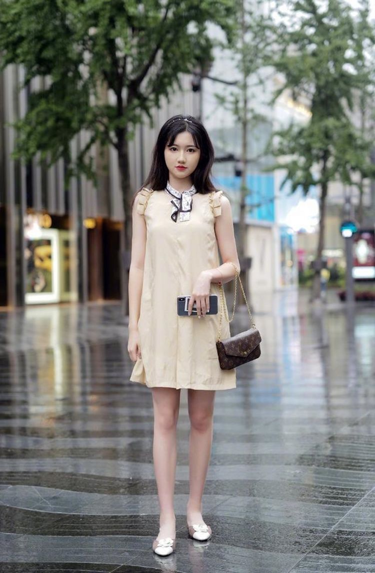 背心|路人街拍，黑色高腰针织背心，露出小蛮腰，你就是主角