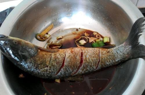 煎鱼可不能直接下油锅,掌握这3个技巧,鱼皮才能不破不粘锅