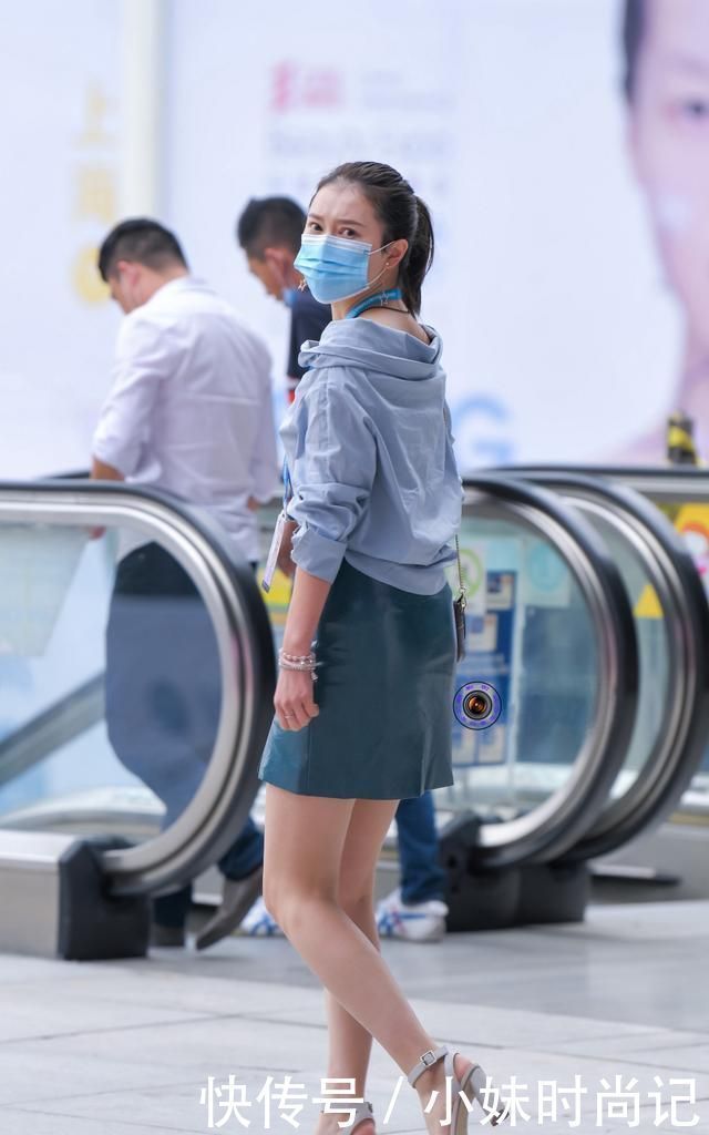 衬托|街拍:南方城市的姑娘,初冬时节穿皮裙和高跟凉鞋,增高显瘦衬托气质