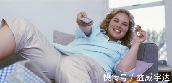 睡眠质量|高血压患者别担心,专家:起床“懒”,睡前少做3事,血压悄悄降