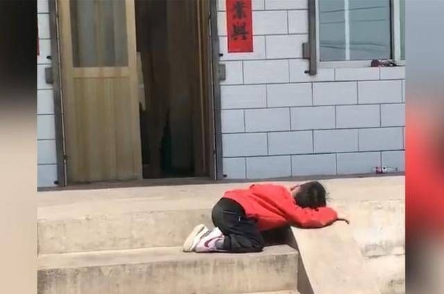 妈妈|自从去了奶奶家,瞧到儿子在院子里晒太阳的画风,妈妈笑喷了